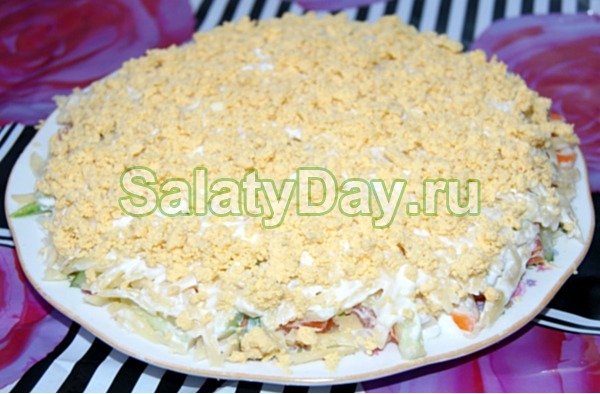Слоеный салат с крабовыми палочками