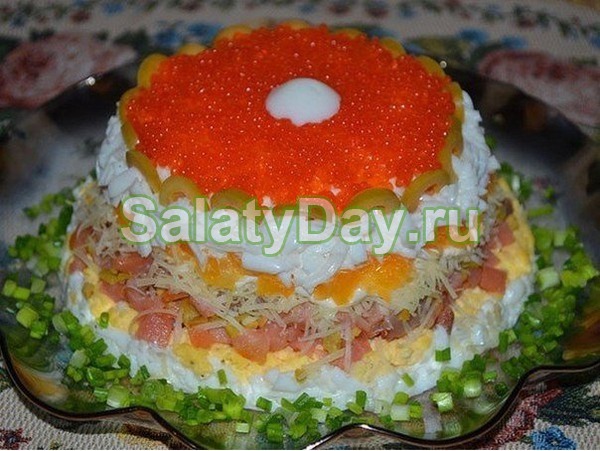 Слоеный салат с красной рыбой