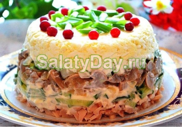 Слоеный салат с курицей и грибами