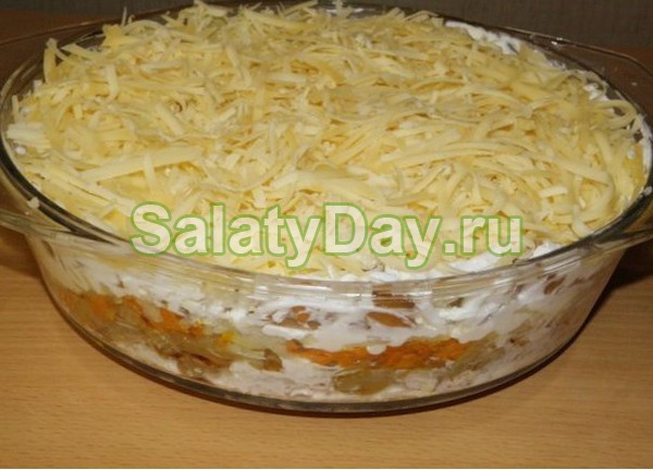Салат с ананасом и курицей, и сыром, и яйцом