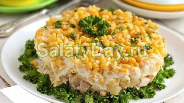 Салат с ананасом и курицей, и сыром, и кукурузой