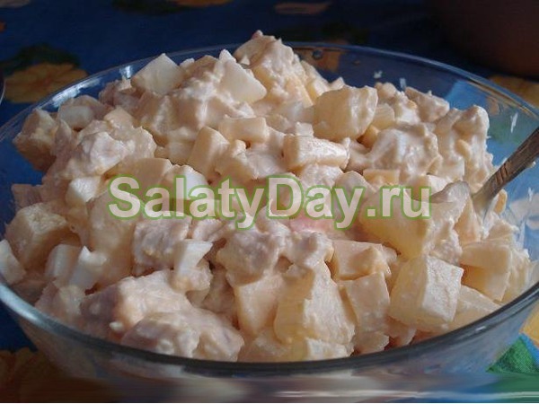 Салат с ананасом и копченой курицей, и сыром