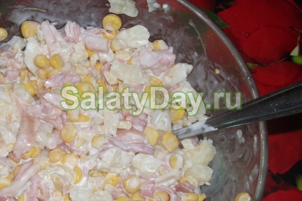 Салат с ананасом и курицей, и сыром, и крабовым мясом
