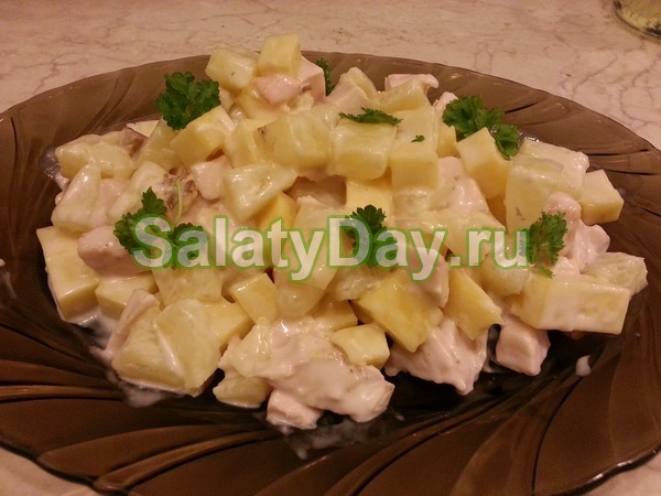 Салат с ананасом и курицей, и сыром, и грецким орехом