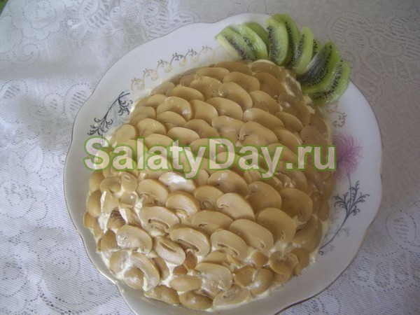 Салат с ананасом и курицей, и сыром, и грибами, и грецким орехом