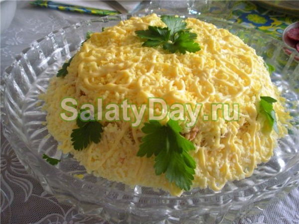 Салат с ананасом и курицей, и сыром, и ветчиной