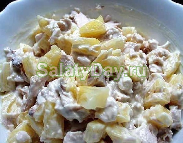 Салат с ананасом и курицей, и сыром, и ветчиной, и грибами