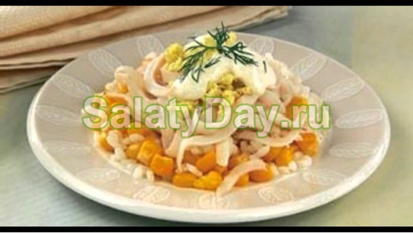 Салат с ананасом и курицей, и сыром, и кальмарами