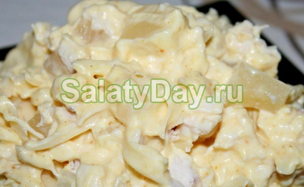 Салат с ананасом и курицей, и сыром, и чесноком