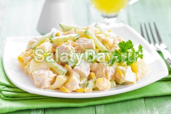 Салат с ананасом и курицей, и сыром, и креветками