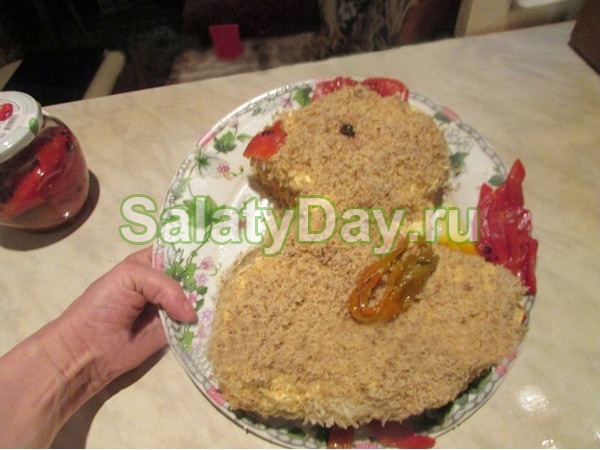 Салат «Золотой петушок» с грибами, курицей и орехами
