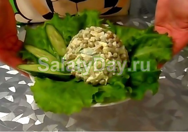 Салат с кальмарами, яйцом и горошком