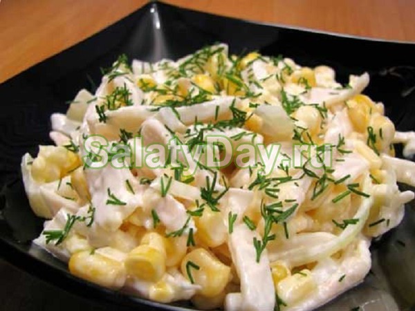 Салат с кальмарами, яйцом и кукурузой