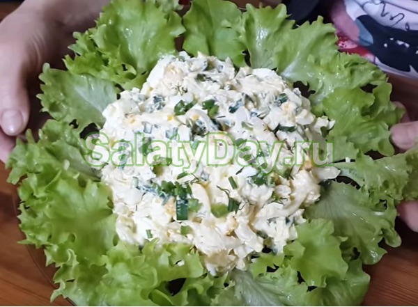 Салат с кальмаром, яйцом и зелёным луком