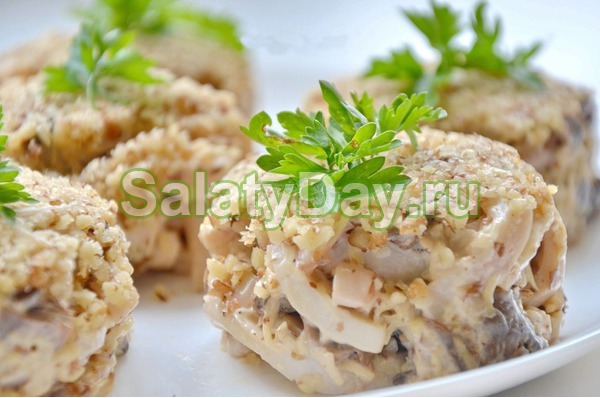 Салат с кальмарами и грецким орехом