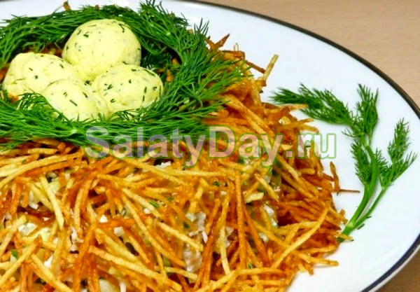 Салат «Гнездо глухаря» с копченой курицей и ветчиной