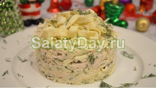 Салат из капусты с куриным филе и омлетом