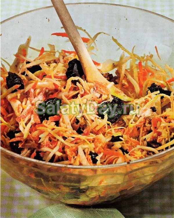 Капустный салат с черносливом и грецкими орехами