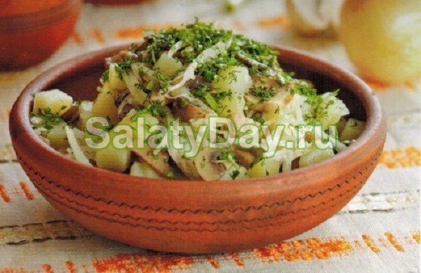 Салат с квашеной капустой, сыром и яйцами