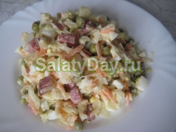 Салат из квашеной капусты и колбасы