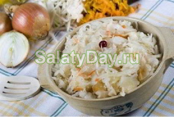 Салат с квашеной капустой и сельдью