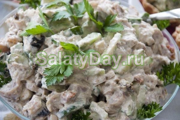 Салат с курицей, огурцом и черносливом
