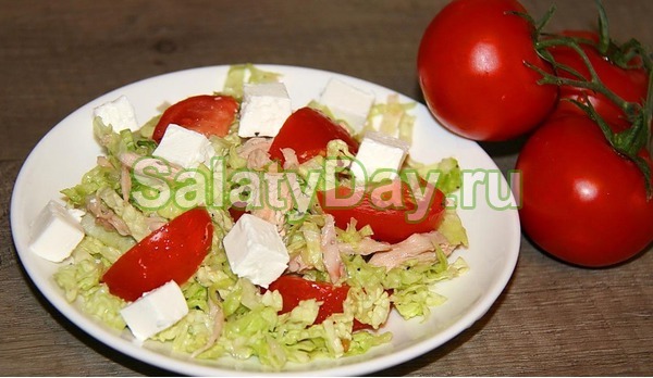 Салат с куриной грудкой, брынзой и пекинской капустой