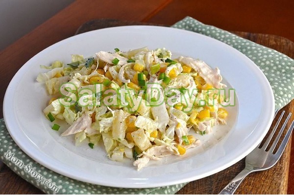 Салат из курицы и грибов с кукурузой