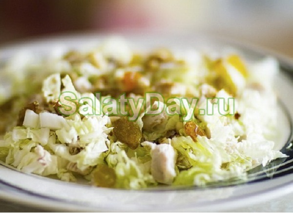 Салат из пекинской капусты с курицей, кукурузой и изюмом