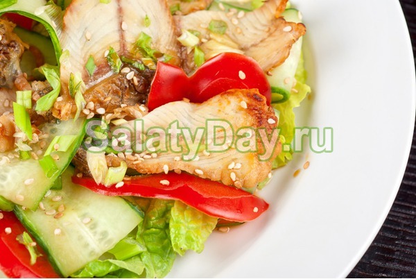 Салат из пекинской капусты, копчёной куриной грудки и перца