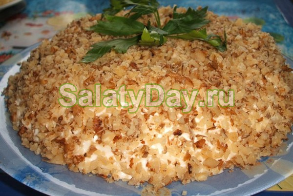 Салат невеста с черносливом и яйцами