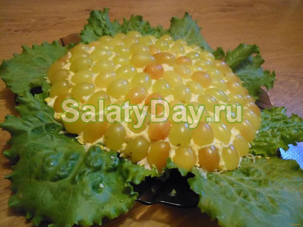 Простой салат Тиффани с виноградом, сыром и зеленью