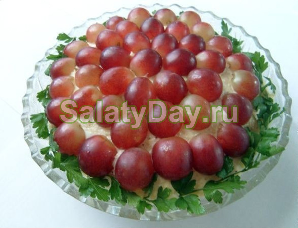 Салат Тиффани с виноградом, курицей и грибами
