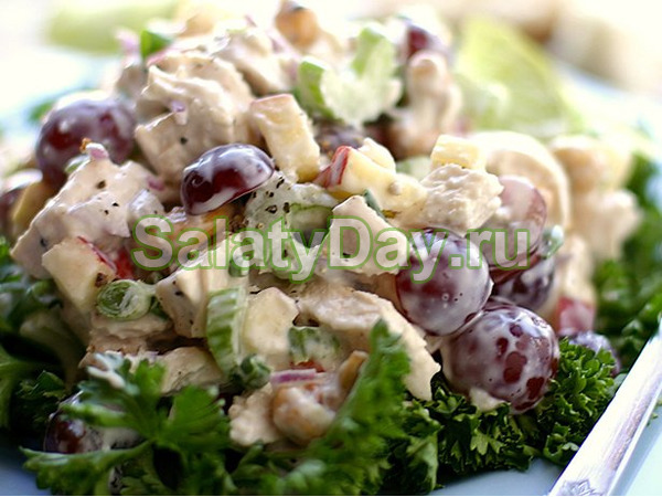 Простой салат с виноградом и курицей