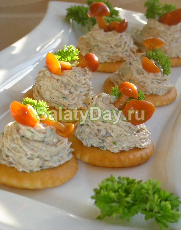 Сырный салат с крекерами - сыр, чеснок и крекеры