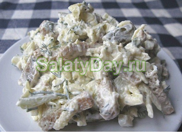 Сырный салат с маринованными огурцами – сыр, сухарики и маринованные огурцы