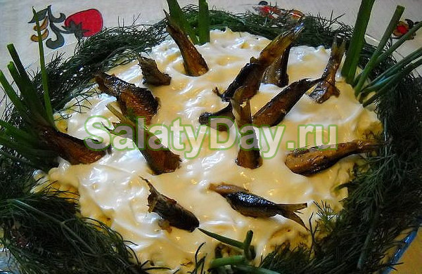 Салат рыбки в пруду с маринованными огурцами