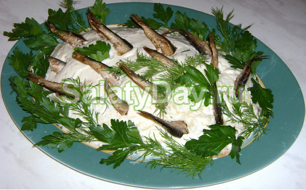 Салат рыбки в пруду с кукурузой