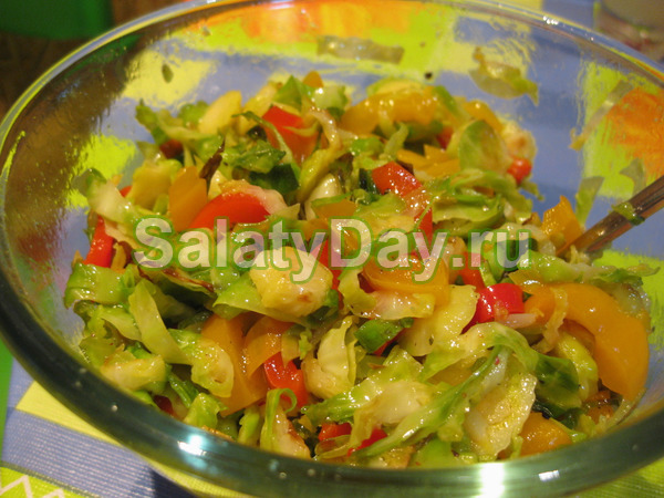 Пряный салат с брюссельской капустой и крабовыми палочками