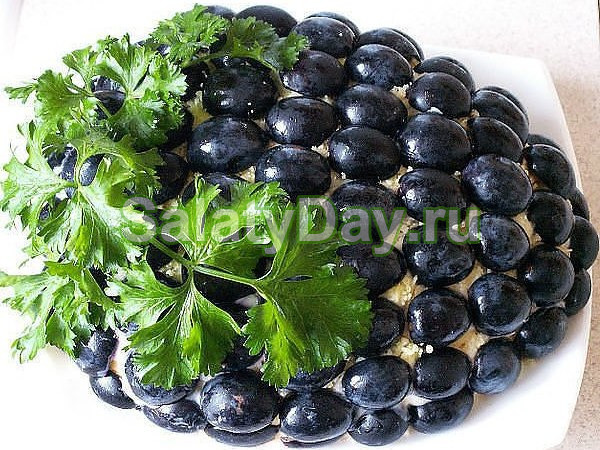 Праздничный салат, украшенный маслинами