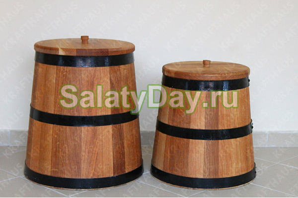 Солёные настоящие грузди в кадке