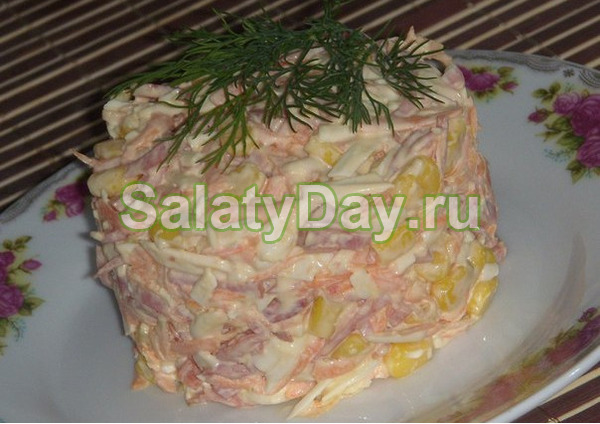 Салат Поклонник с колбасой и кукурузой