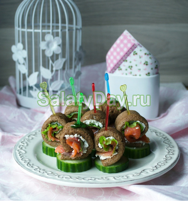 Рулеты с творожным сыром, огурцом и соленой рыбой