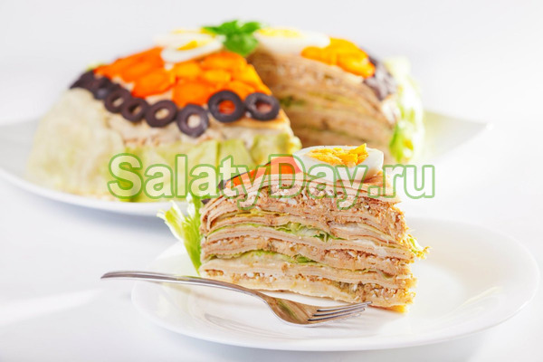 Блинный пирог с салатом из тунца