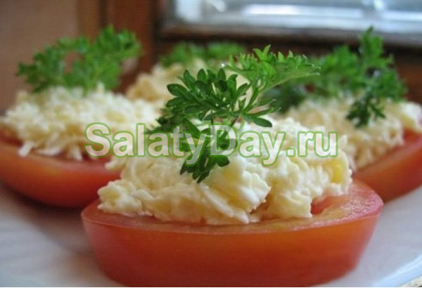 Закуска из помидоров, плавленого сыра и яиц