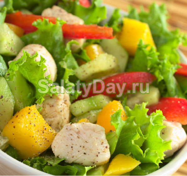 Салат с курицей, авокадо и манго