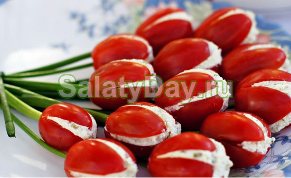 Помидоры, фаршированные творогом и чесноком