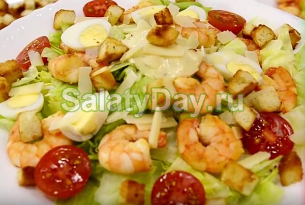 Салат с креветками, сыром и перепелиными яйцами