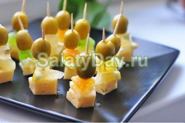 Закуска из оливок с фруктами к мартини