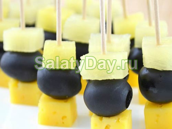 Закуска из оливок с фруктами сыром
